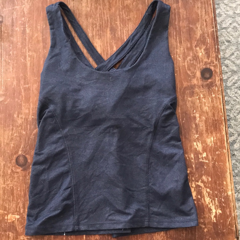 Super cute details in this tank/ workout top med